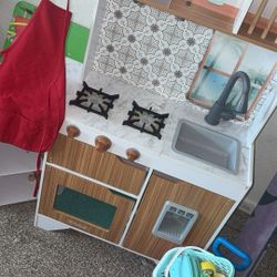 Children’s Play Kitchen 