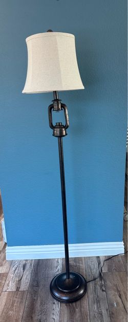 Beautiful rustic/farmhouse-style floor lamp with a dark bronze/black finish and neutral fabric shade.  ✨ TWO LIGHTS IN ONE LAMP! This lamp has a regul
