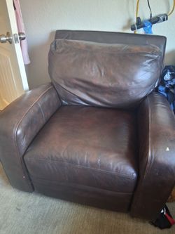 Reclinable leather chair
