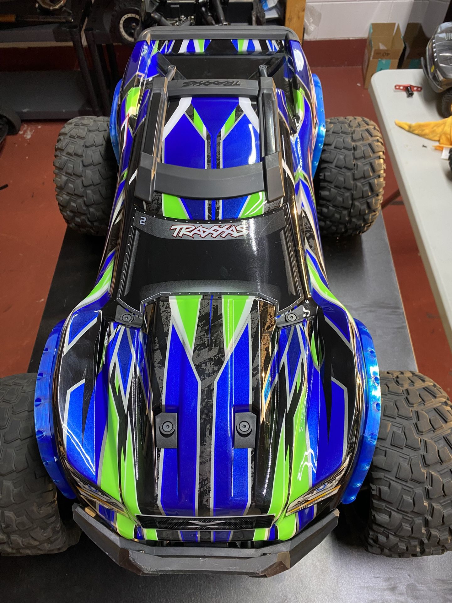 Traxxas Xmaxx New body and 2 3s batteries