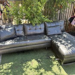 Couch 695 Geranium St