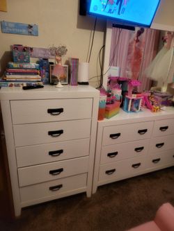 Complete bedroom set with TV wall mount