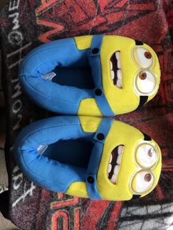 Boys Size 4-5 Minion Slippers