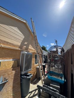 24 ft fiberglass extensión ladder. 300 lbs