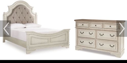 Ashley Furniture Realyn King Bed set*pls read description