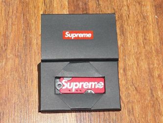 Supreme quiet carry knife