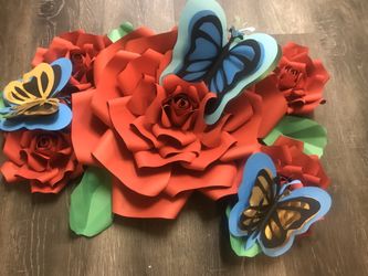 Flores de papel y mariposas
