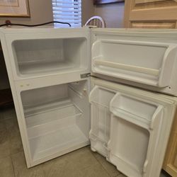 Dorm Refrigerator With Freezer
