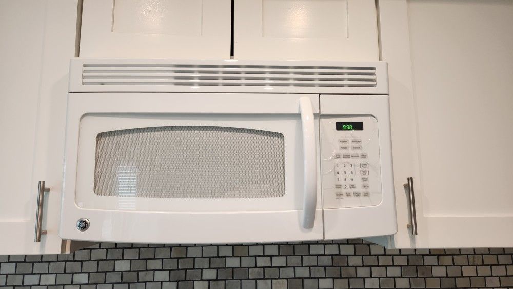 30" Over The Range Microwave GE White PLEASE SEE ALL PICS