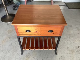 END TABLE OR SIDE TABLE WITH DRAWER