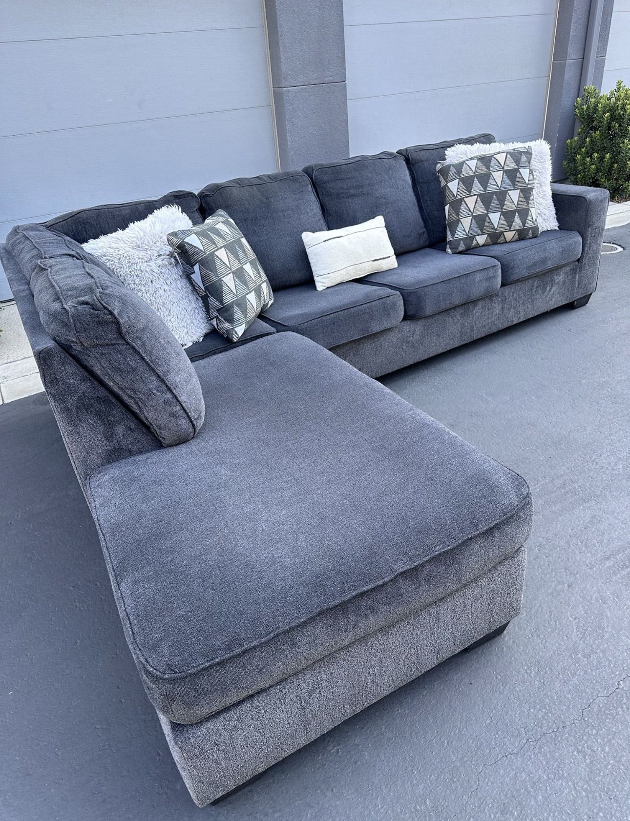 amazing condition sectional couch !!!