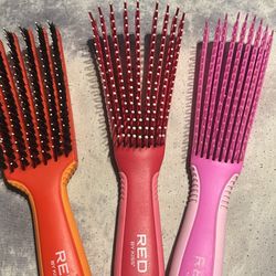 THREE RED BY KISS BRUSHES