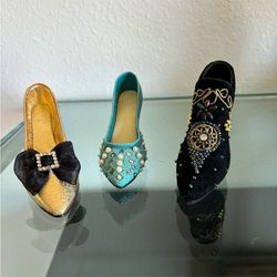 From the miniature shoe collection, three miniature shoes, including putting on the Ritz