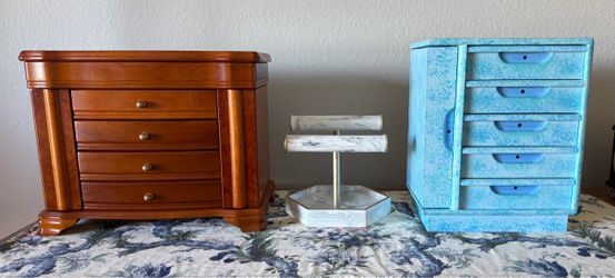 Collection of 2 jewelry boxes and a bracelet display
