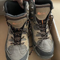 Denali Hiking Boots 7.5M 9.5W
