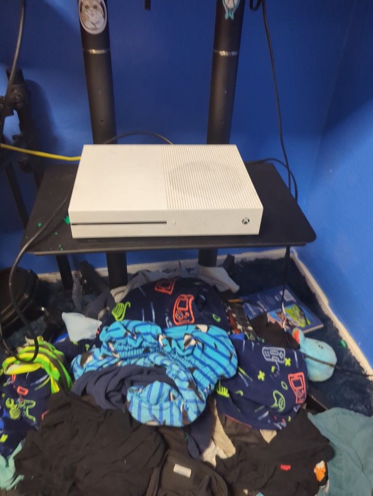 Xbox One 138 GB Of Storage Barely Used With Controller