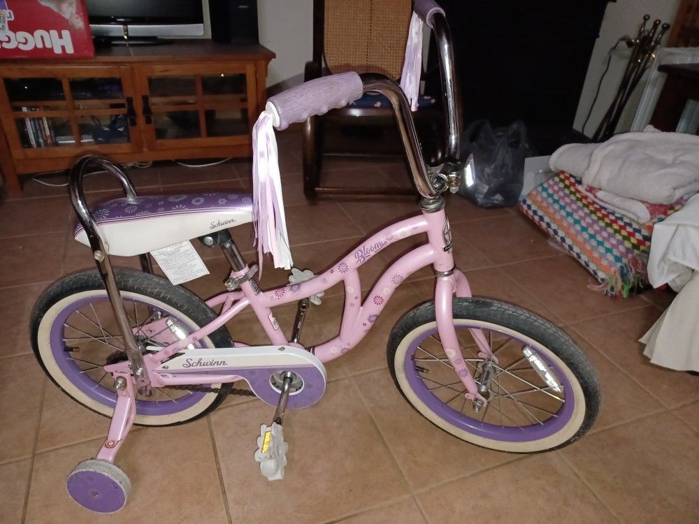 Schwinn Girls "Bloom" Bike W/training Wheels