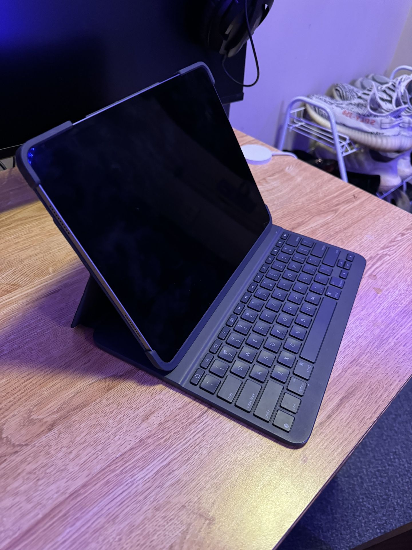 Apple iPad Pro 12.9” & Logitech Magic Keyboard 