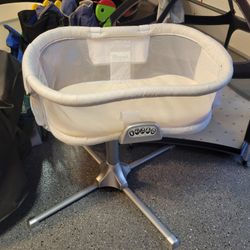 Halo Swivel Bassinet