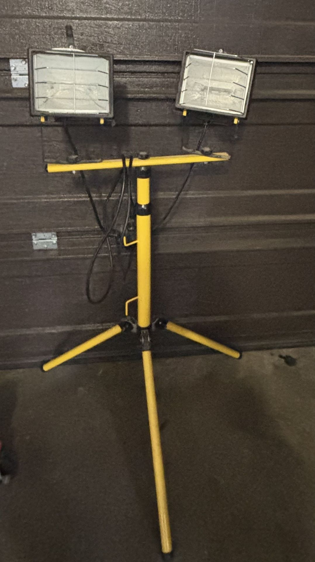 Work Light /Need New Bulbs 💡 