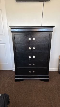 Black 5-Drawer Dresser / Chest – Solid & Spacious