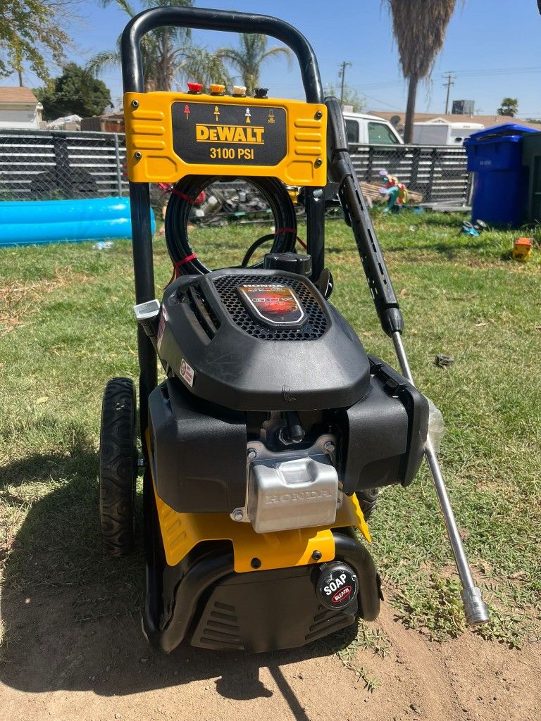 DEWALT
3100 PSI 2.3 GPM Cold Water Gas Pressure Washer with HONDA GCV170 Engine