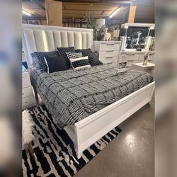 5 Pieces White Color King Or Queen Bedroom Set