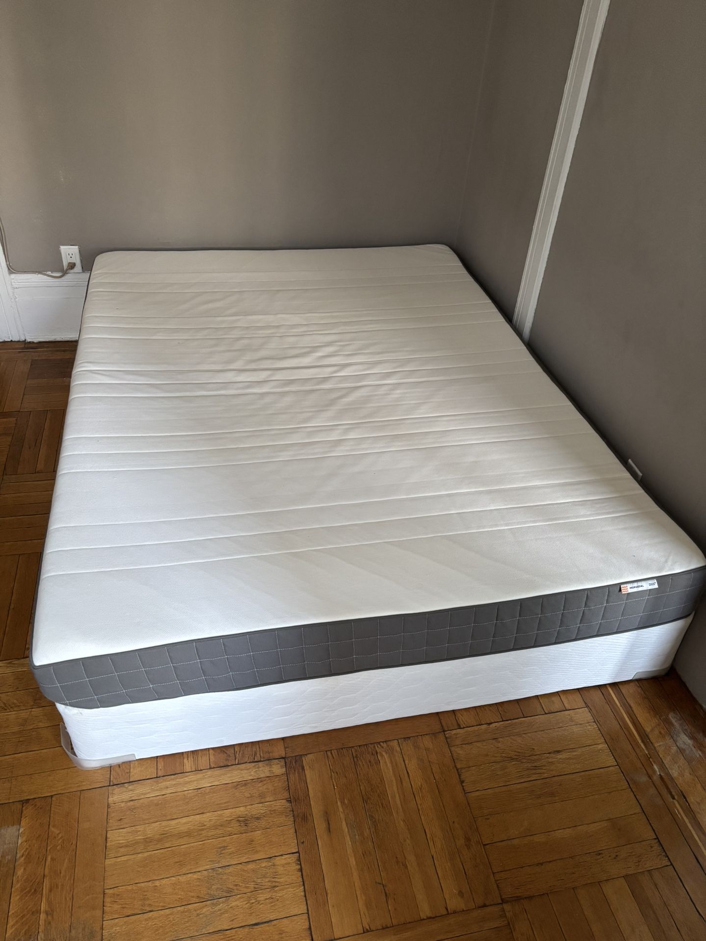 Queen Mattress With Spring Box