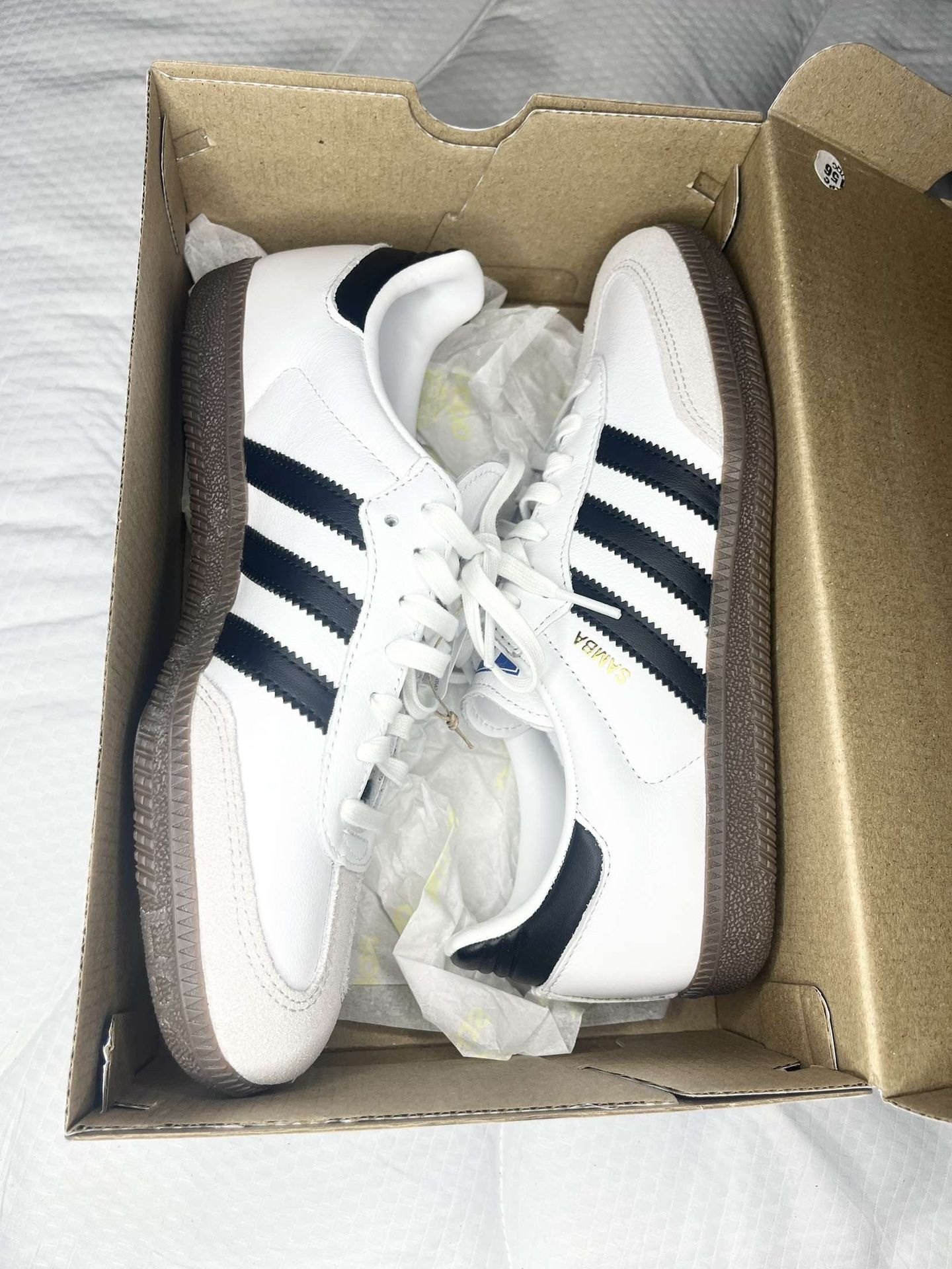Size 6 brand new never worn women sambas