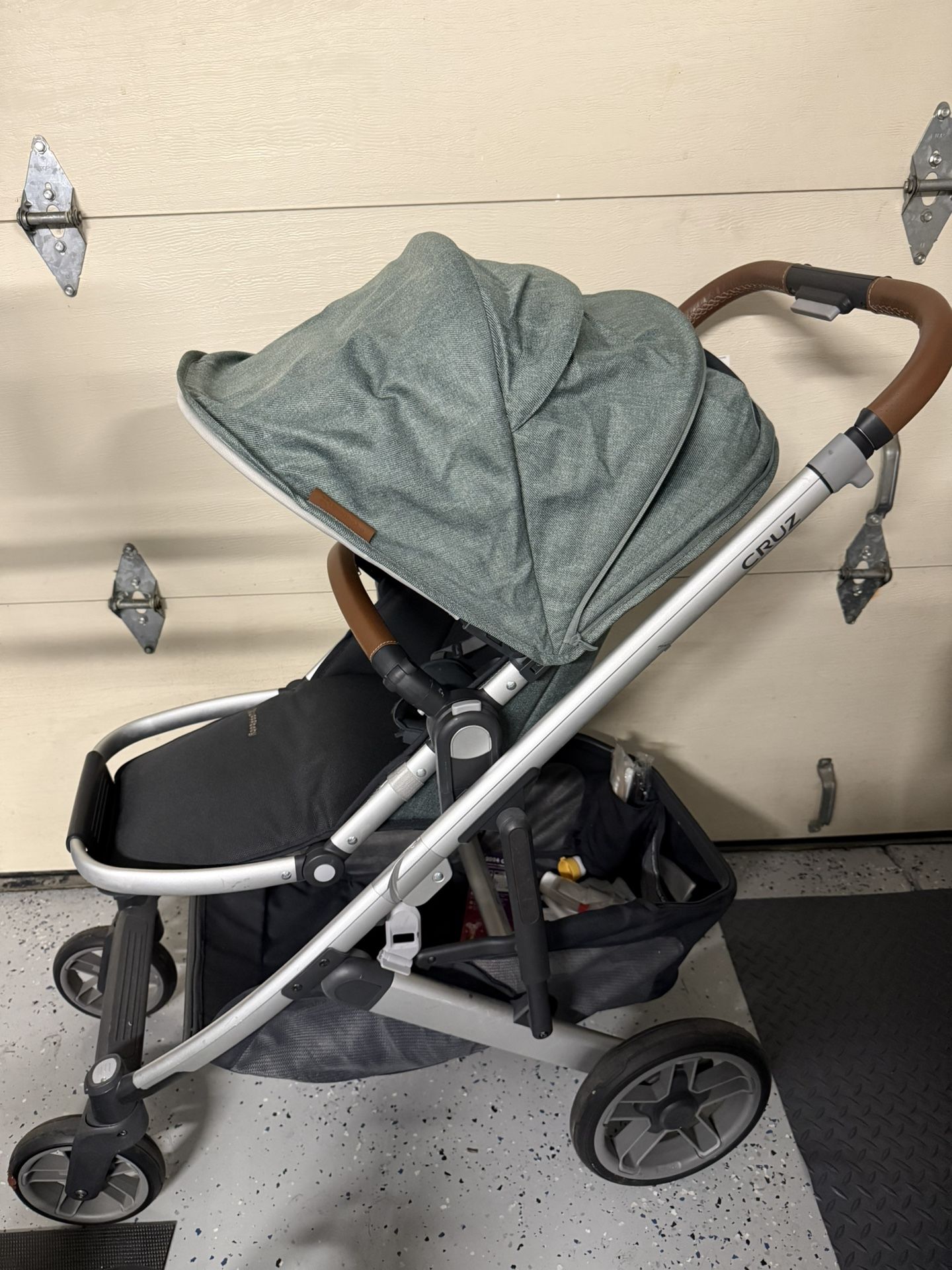 Uppababy Cruz V2 With Uppababy Mesa V2