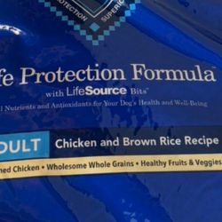 BlUE Buffalo  DoG FooD 38LB 50$  ThE BaG  IgOT 30BAGS  NeW