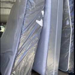 Brand New Full Size Casper Select 12” Memory Foam Mattress!