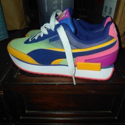 Womens Pumas Size 5.5.   Like New 
