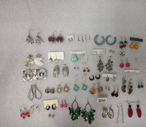 44 pairs of earrings, different models and colors, some new and others used, all in excellent condition. See the photos for more details.