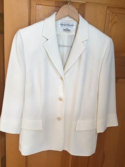 Rena Rowan of white , basic elegant blazer.