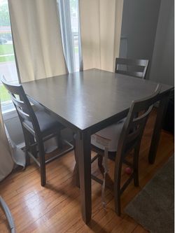 Una mesa . 3 sillas
