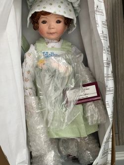 Vintage new in box Holly hobby porcelain doll