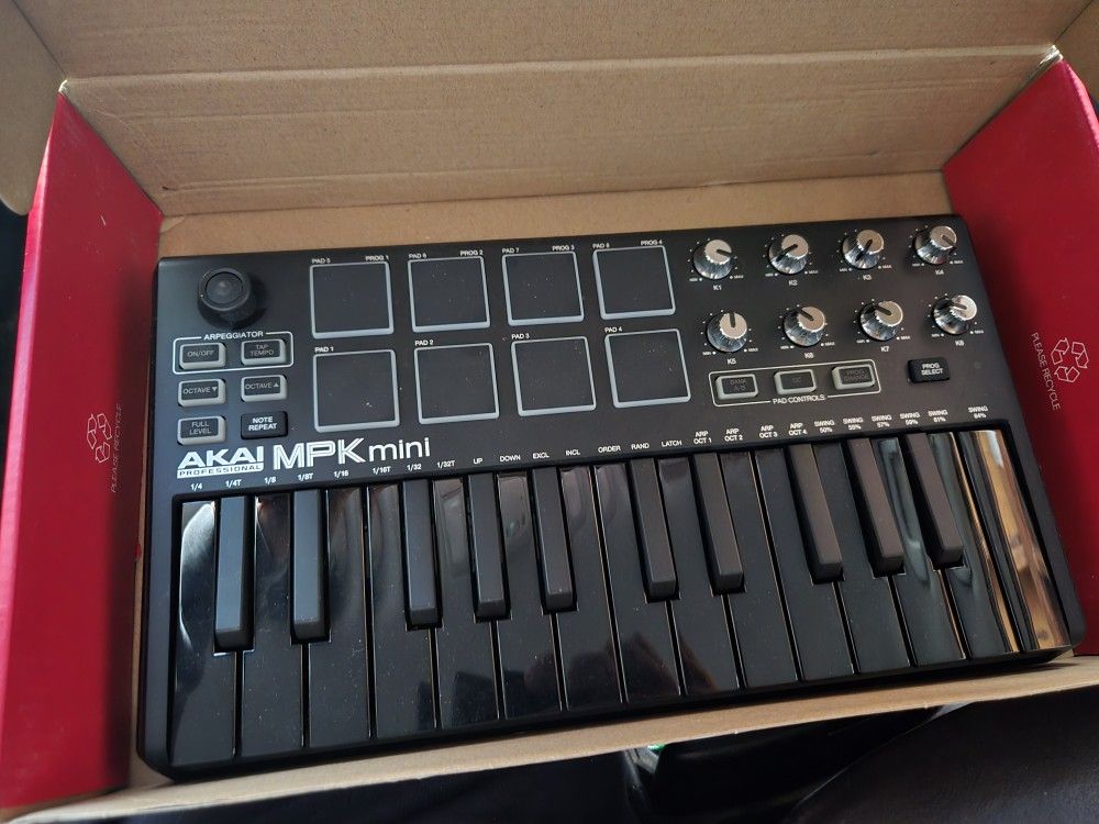 Studio Drums And Keyboard Akai Mpk Mini