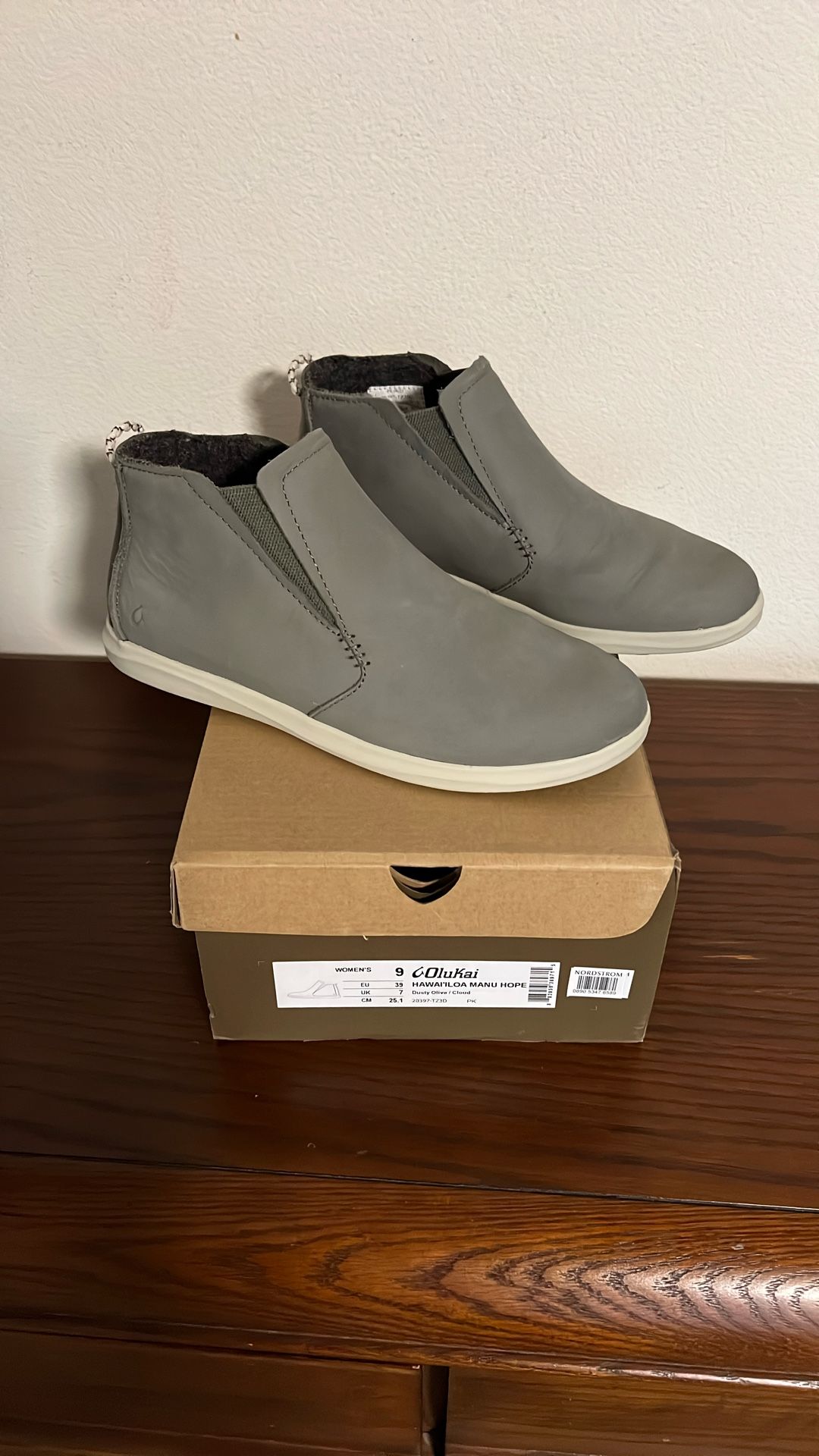 OluKai Women’s Size 9 Dusty Olive Color Leather High tops