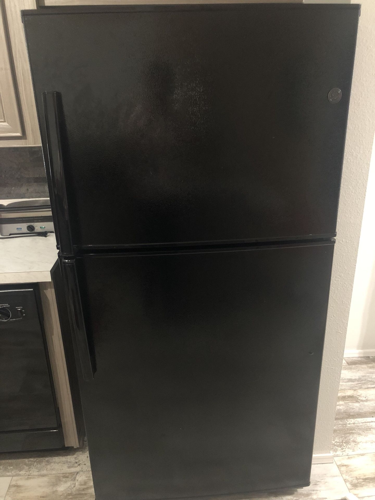 General electric top and bottom fridge and freezer w ice maker