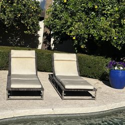 Outdoor Lounge Chairs (2)