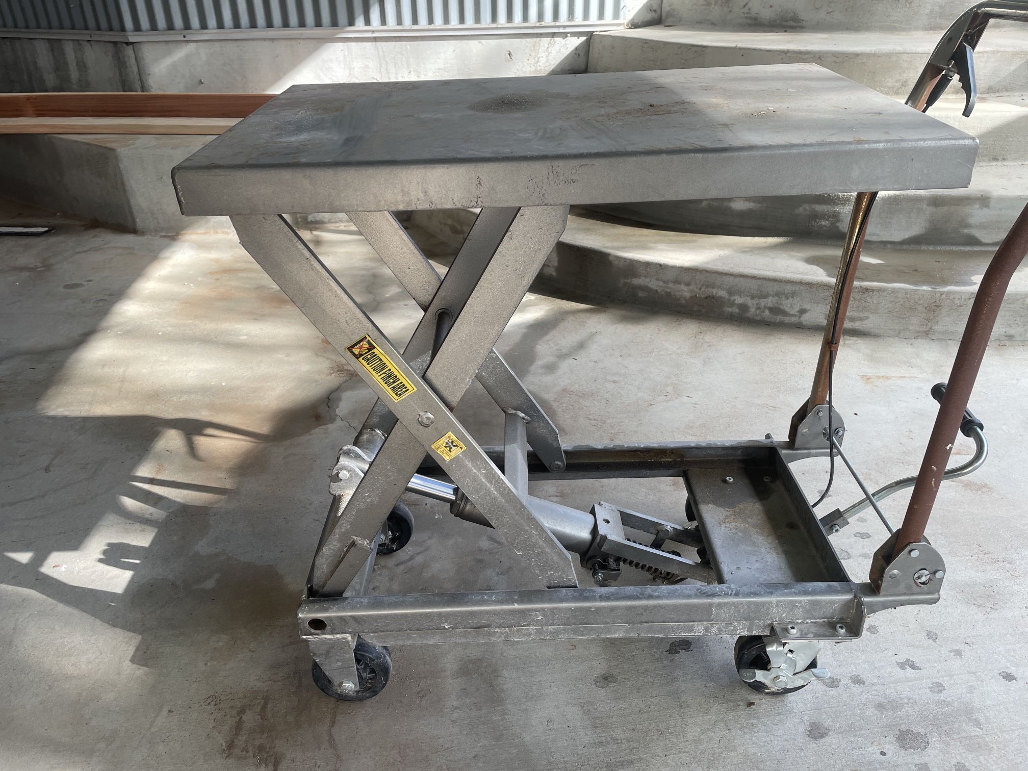 1000 lb. Capacity Hydraulic Table Cart