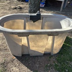100 gallon Behlen Country hold on no let’s not put cardboard out on dirt to the front. Please get it. We’re throwing that away, baby. We can Horse Tro