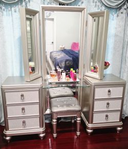 Bob's Discount Furniture Diva Dresser