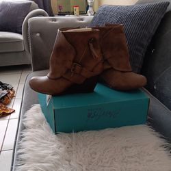 New  Blow Fish Boots Size 8 Make me an offer!!! EVERYTHING MUST GO!!!