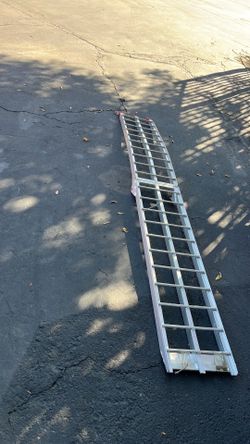 aluminum folding loading ramp, featuring a dual-runner ladder