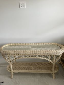 ANTIQUE RATTAN SIDE TABLE w/ GLASS INLAY - LIKE NEW QUALITY -
