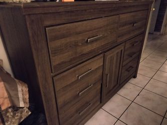 Signature Design by Ashley Juararo 6-Drawer Dresser (Model B251-31