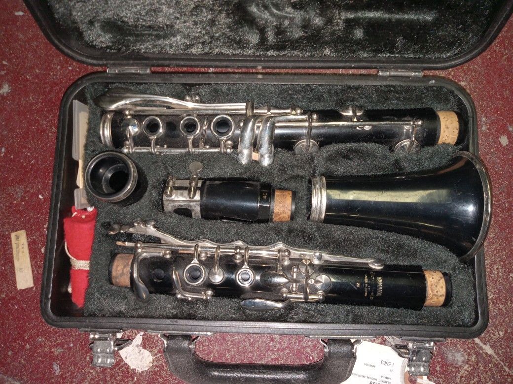 YAMAHA CLARINET WITH CASE 