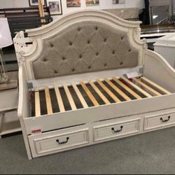 The Best Price Brand New Product 💐 Finance & Delivery Available ▪️Realyn Twin Daybed with 1 Large Storage Drawer 